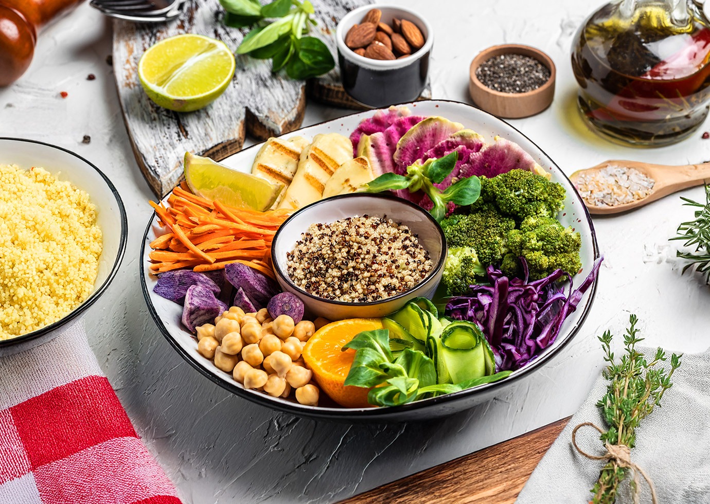 Frische Bowl mit Quinoa, Reis und Couscous kombiniert mit Brokkoli, Mais, Rotkohl und weiteren Zutaten.